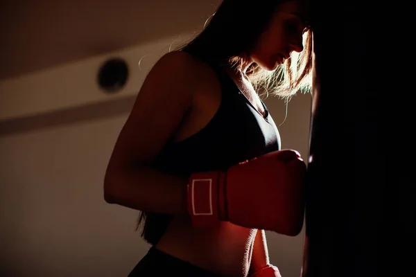 Сексуальный истребитель девочка в тренажерном зале с боксерский мешок — стоковое фото