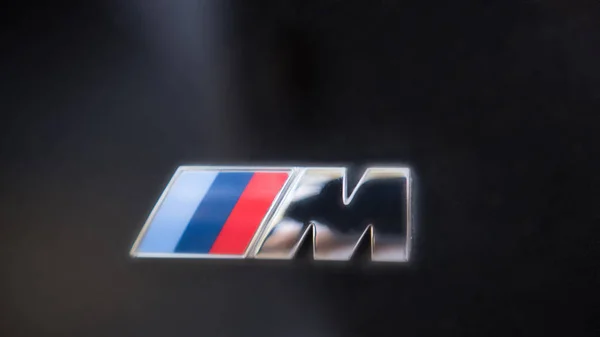 Казань, Россия - июля 2017 - логотип знак для Bmw M на черный капот автомобиля — стоковое фото