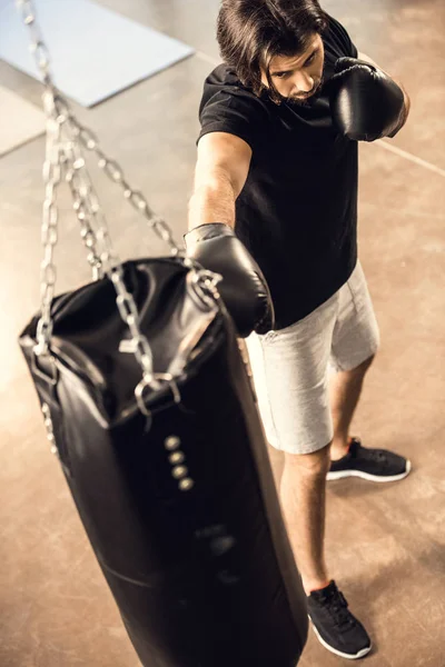 Высокий Угол Зрения Спортивный Молодой Человек Бокс Боксерской Грушей Тренажерном — стоковое фото