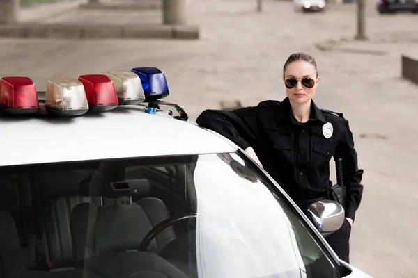 Женщина Полицейский Опираясь Патрульной Машине — стоковое фото