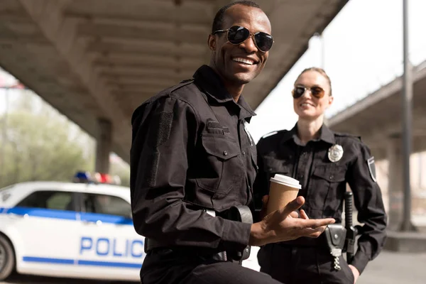 Счастливый Молодых Сотрудников Полиции Имеющих Перерыв Кофе — стоковое фото