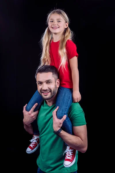 Отец, несущий дочь на плечах — стоковое фото