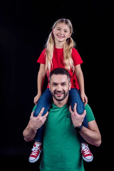 Отец, несущий дочь на плечах — стоковое фото
