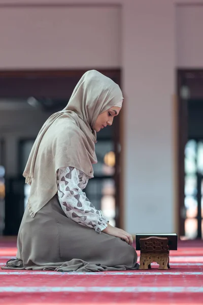 Мусульманская женщина, чтение Корана — стоковое фото