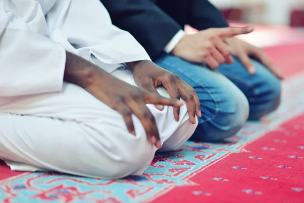 Два религиозных мусульманских человек молится — стоковое фото