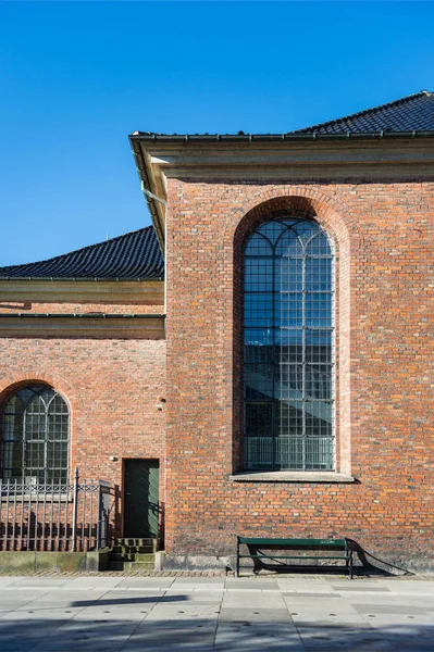 Пустой Стенд Аккуратным Коричневый Здание Большими Окнами Солнечный День Копенгаген — стоковое фото