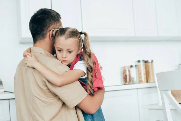 Father Sad Little Daughter Backpack Hugging Each Other Kitchen Home — стоковое фото