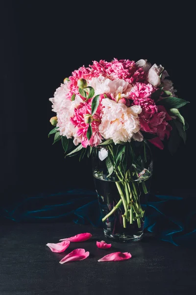 Красивый Букет Розовых Пионов Стеклянной Вазе Темном Фоне — стоковое фото