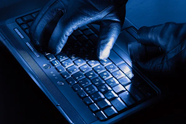 Руки хакера — стоковое фото