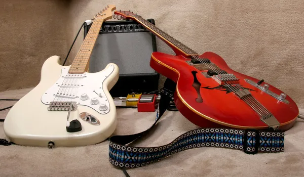 Две гитары — стоковое фото