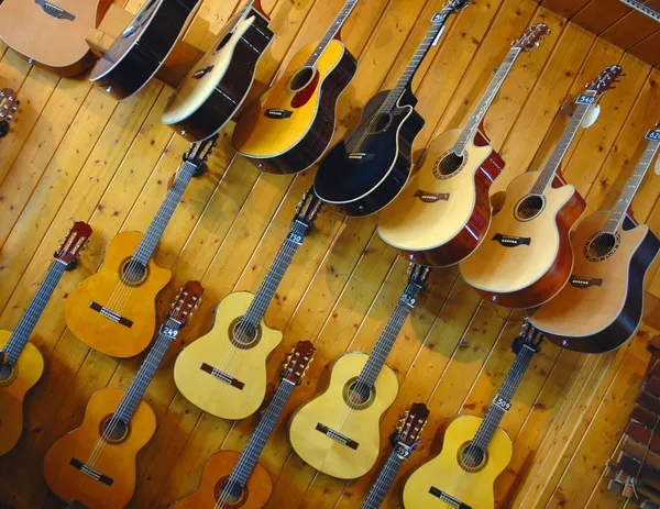 Гитара в магазине музыкальных инструментов — стоковое фото