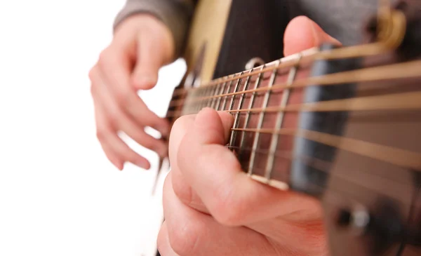 Гитарист руки играть на гитаре — стоковое фото