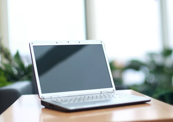 Тонкий ноутбук на офисном столе — стоковое фото