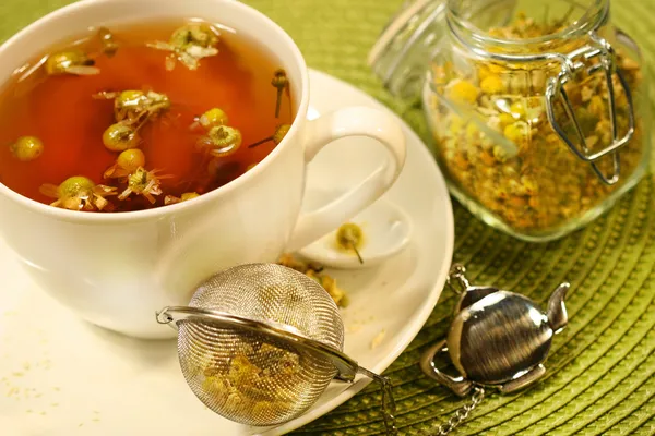 Чай ромашки с белой чашкой чая — стоковое фото