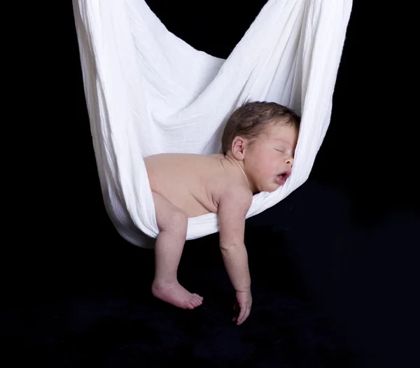 Ребенок спал в белом гамаке слинг Стоковая Картинка