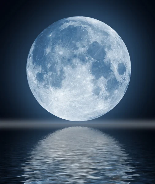 Изображение полной Луны с водой — стоковое фото