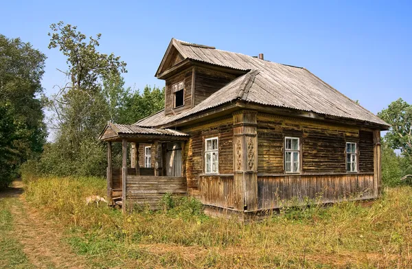 Старый деревянный дом в деревне — стоковое фото