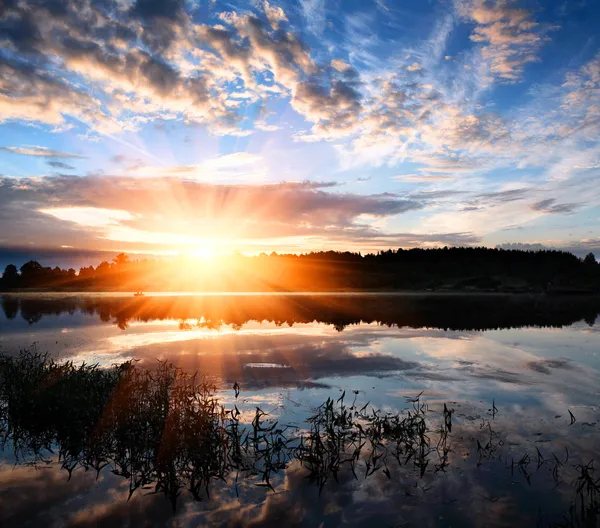 Рассвет над озером — стоковое фото