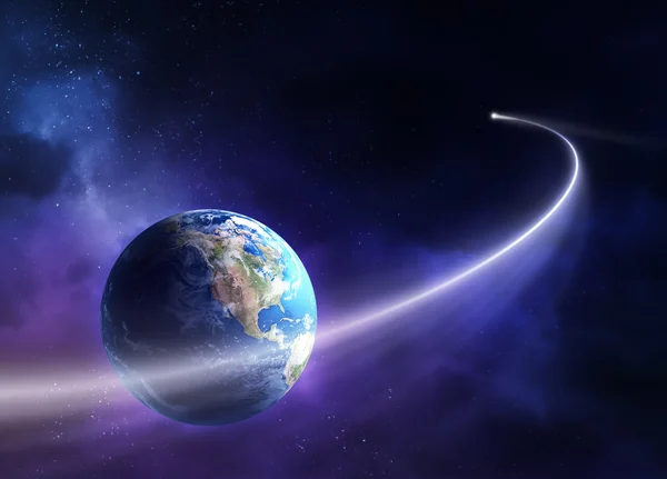 Комета, перемещающаяся мимо планеты Земля — стоковое фото