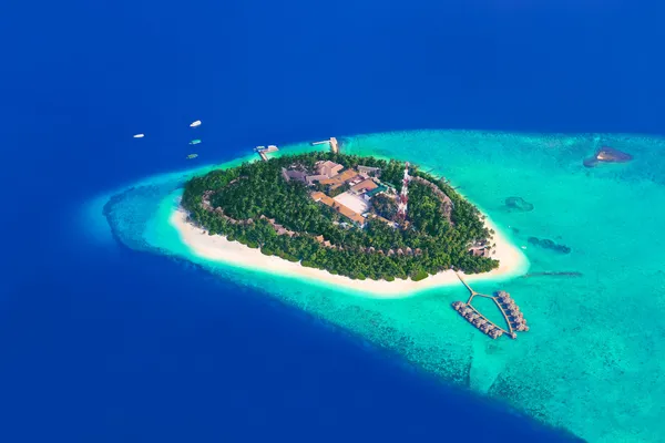 Тропический остров в Мальдивах — стоковое фото