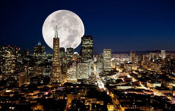 Full Moon over a urban metropolis — стоковое фото