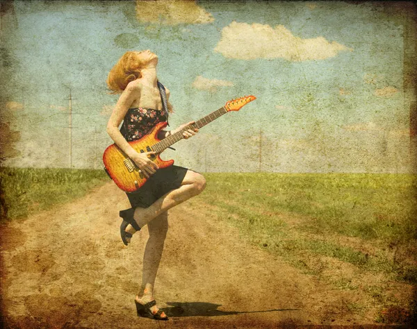 Качайте девочку с гитарой в сельской местности — стоковое фото