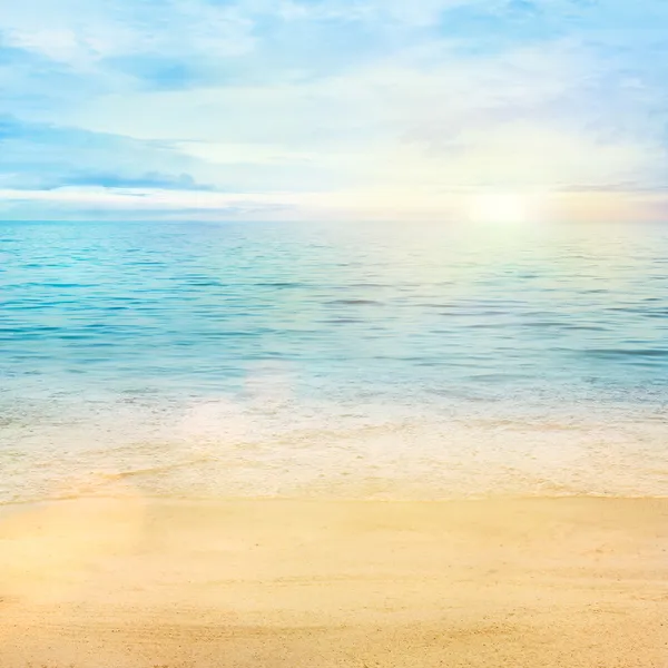 Золотой песок с голубым океаном — стоковое фото