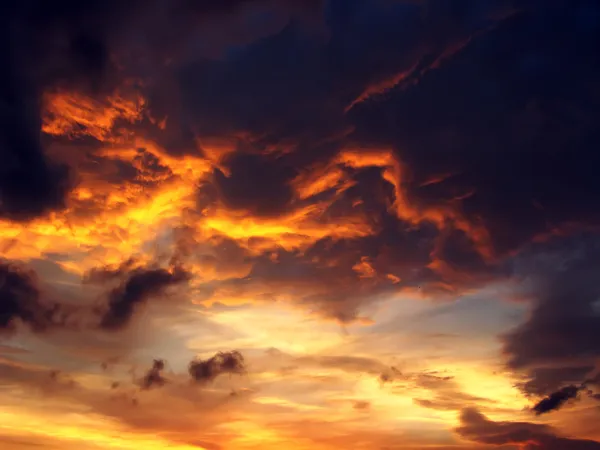 Драматических солнечными лучами среди облаков в небе — стоковое фото