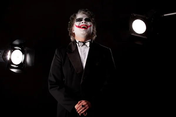 Улыбающийся человек в изображении Джокер — стоковое фото