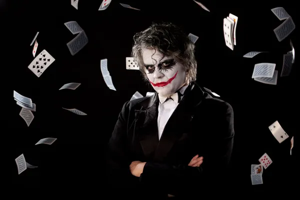 Человек в изображении Джокер с покупать карты — стоковое фото