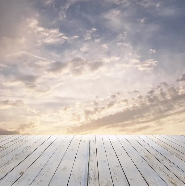 Закат небо и деревянный пол — стоковое фото