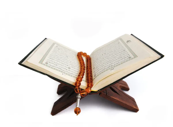 Корана, священной исламской книги изолированные — стоковое фото