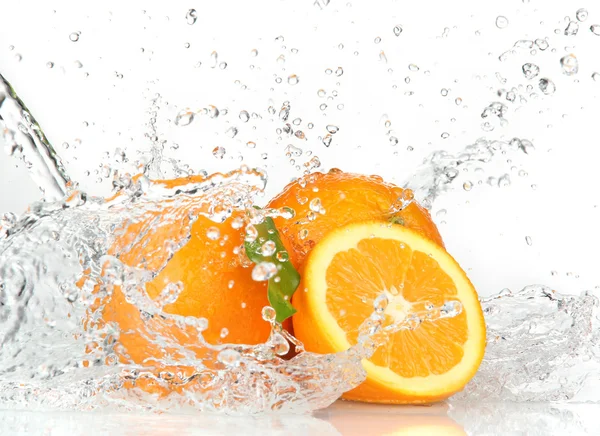 Плоды апельсина и плещущаяся вода — стоковое фото