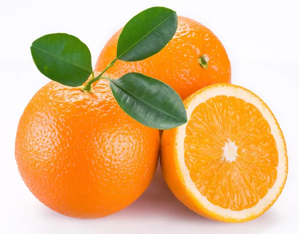 Оранжевые фрукты на белом фоне — стоковое фото