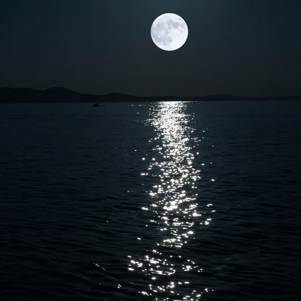 Полная луна по морю — стоковое фото