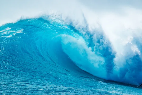 Красивая синяя океанская волна — стоковое фото