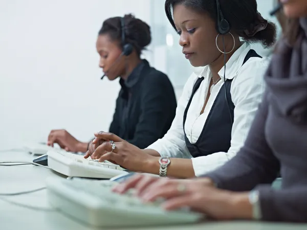 Женщины, работающие в call-центре — стоковое фото