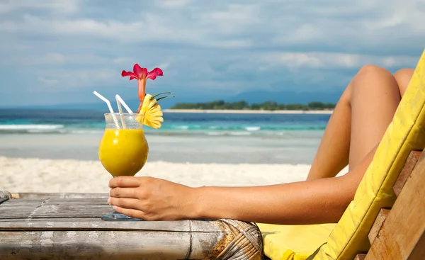 Удерживание коктейля на тропическом пляже Лицензионные Стоковые Изображения