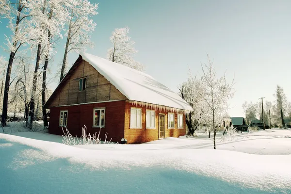 Деревья в иней и красный дом на утро Зимняя деревня — стоковое фото