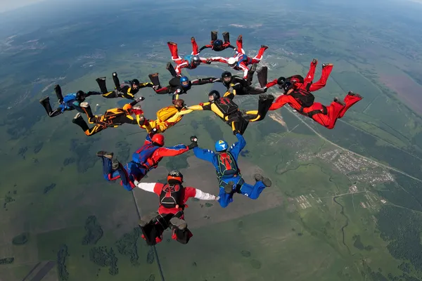 Группа парашютистов, летающих в формировании — стоковое фото