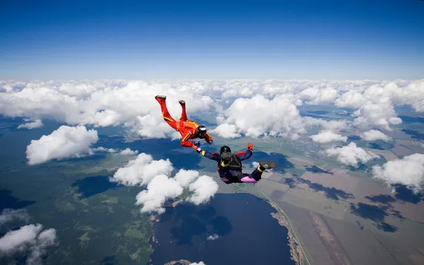 Два парашютисты, пролетел над облаками — стоковое фото