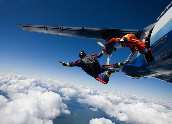 Два парашютисты, прыжки с самолета — стоковое фото