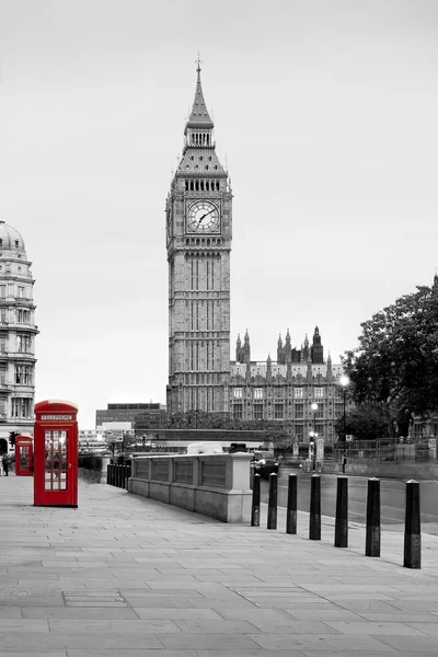 Красный телефон в Лондоне и Биг-Бен, в черно-белом — стоковое фото