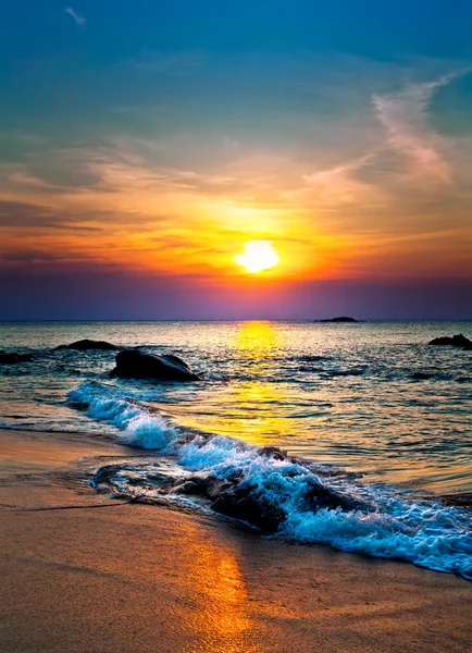 Красочный закат по морю — стоковое фото