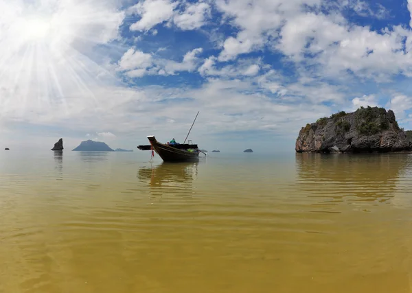 Тайский длиннохвостый лодки. Залив на океанических островов — стоковое фото