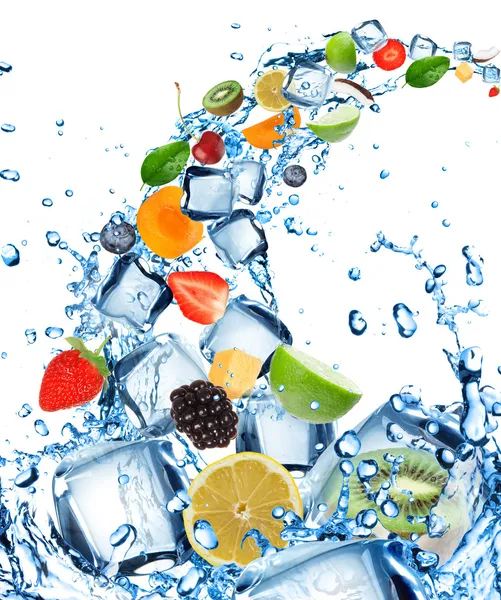 Свежие фрукты в плеск воды с кубиками льда Лицензионные Стоковые Изображения
