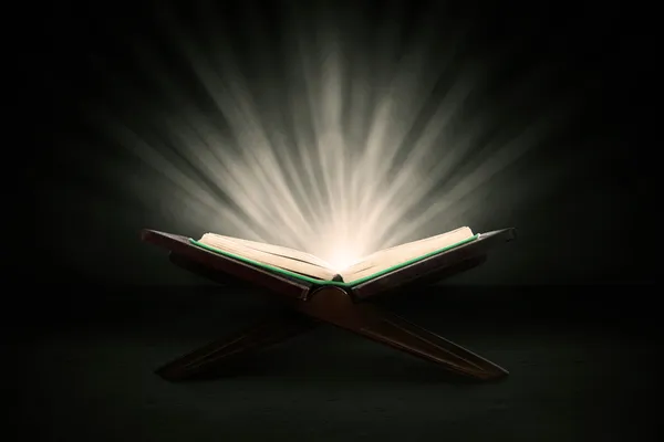 Священный Коран с лучами — стоковое фото