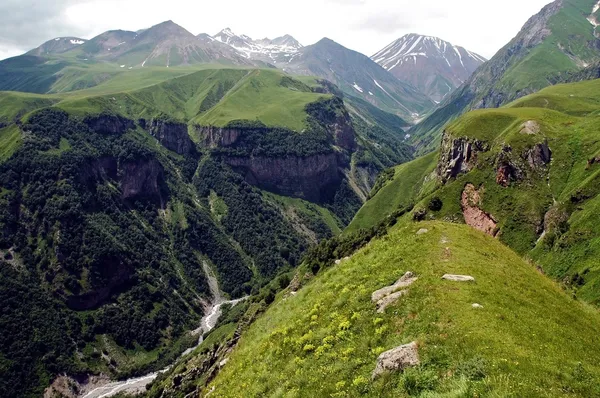 Ставка границы известного грузинского военного шоссе, горы Кавказа, — стоковое фото