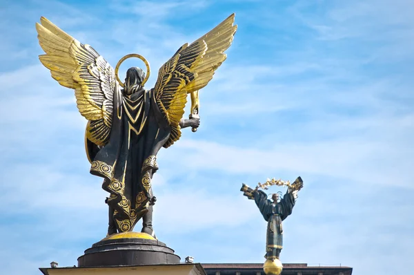Статуи на площади независимости в Киеве — стоковое фото